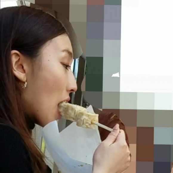 美女が串ものを食べると・・・