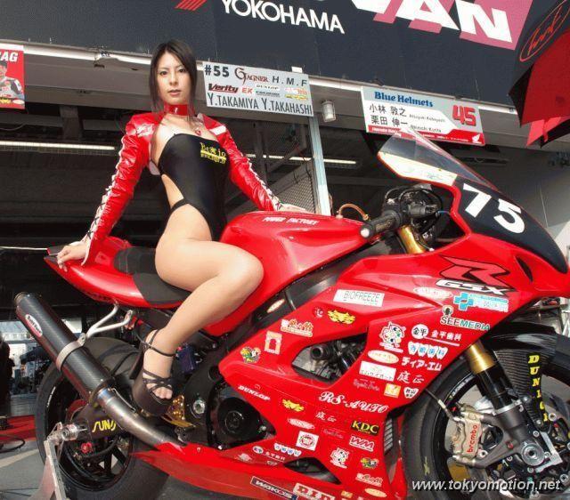 A very sexy and leggy race queen - Photo #9