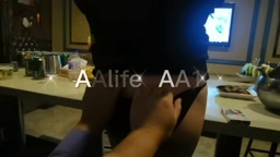 【AAlife】淫乱な中国人の巨乳妻がKTVで歌いながらスカートを上げてお尻を露出し、2人の男にマンコを弄られる！