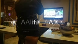 【AAlife】淫乱な中国人の巨乳妻がKTVで歌いながらスカートを上げてお尻を露出し、2人の男にマンコを弄られる！