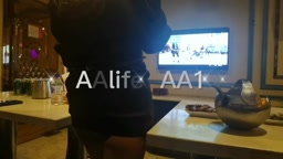 【AAlife】淫乱な中国人の巨乳妻がKTVで歌いながらスカートを上げてお尻を露出し、2人の男にマンコを弄られる！