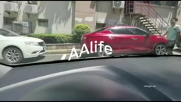 【AAlife】混雑した路上で、巨乳の淫乱中国人公務員妻が公用車に隠れて全裸でアソコを弄ぶ。