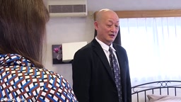 微妙に美人の熟女をもてあそぶ中年オヤジ