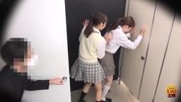 トイレの前で二人もらす