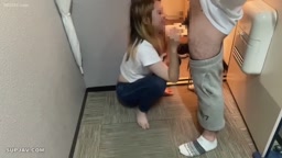 玄関先で他人妻