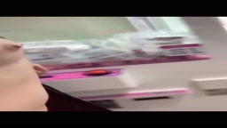 ゲーセン露出放尿