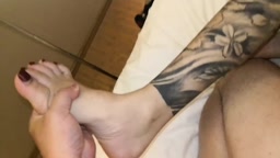 迷奸翻眼导尿狂操纹身网红女 3