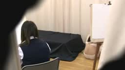 美術のヌードモデルにさせられるJK