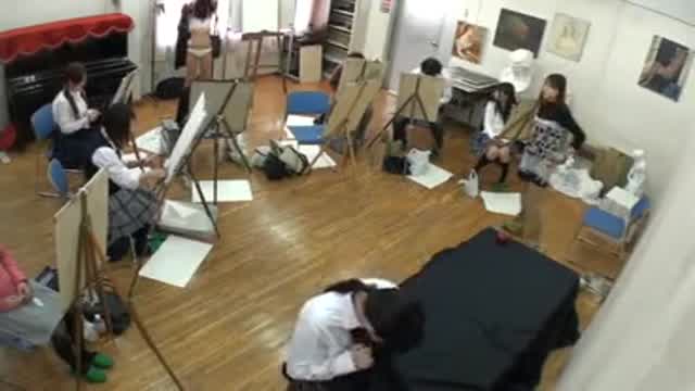 美術のヌードモデルにさせられるJK
