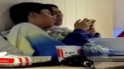 人前でコッソリ手まん