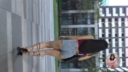 4K高清 魔镜街拍    Beautiful Girl！牛仔热裤 搭配酒红色抹胸上衣 超性感