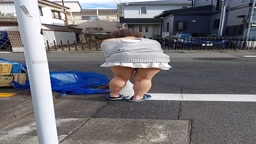 こんな見せつけ美女がいたらお願いしちゃいますよね