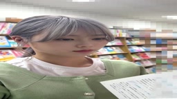 スリムな可愛い女の子のパンチラ