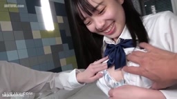 美乳と微乳　かわいいJKと夢の３P