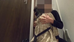 可愛い女の子を玄関でハメる