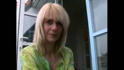 Deutsche blonde MILF öffnet das Überraschungspaket