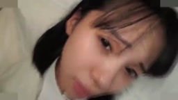 黒髪の１８歳で素人。日本人美女。パイパンに中出し