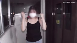 4556105 퇴근길에 아파트 복도에서 호스티스가 노출된 적이 있었는데, 누군가 왔을 때 안으로 들어가서 촬영했습니다 [cen]