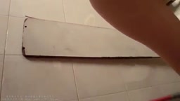 小女孩在KTV廁所自慰