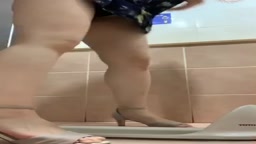 美女　和式トイレで放尿する