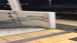 駅ホームで露出ハメ撮り