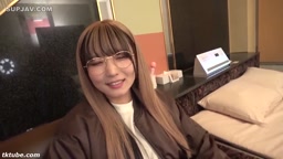 FC2-PPV-4615888 【完全顔出】ブレイク確実の眼鏡系本物アイドルと濃厚個撮。可愛すぎる純白細身体に濃厚中出し、金輪際拝めないお宝映像