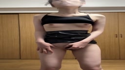 日本人美女が露出度の高い服を着てオナニー