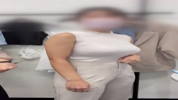 おっぱい見えてますよ