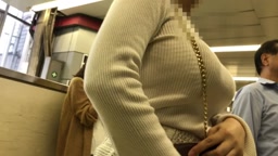 白ニット爆乳街撮り