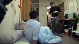 酔いつぶれた旦那さんのすぐ側で奥さんを寝取る12