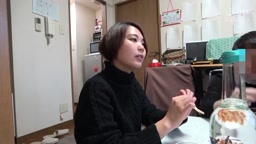 酔いつぶれた旦那さんのすぐ側で奥さんを寝取る12