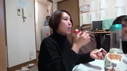 酔いつぶれた旦那さんのすぐ側で奥さんを寝取る12