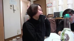 酔いつぶれた旦那さんのすぐ側で奥さんを寝取る12