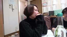 酔いつぶれた旦那さんのすぐ側で奥さんを寝取る12