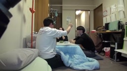 酔いつぶれた旦那さんのすぐ側で奥さんを寝取る12