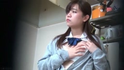 長身スリムで美形ビジュアルなJkのキッチンでのハードピストンオナニー隠撮♥