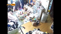 IP_ 총체적난국 쓰레기집 [온가족 나체로 다님]