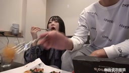 目の前で彼女が股間を擦り寄せる姿は、たまらないほどの欲望を掻き立てる