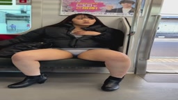 電車対面　パンツ見せつけ　妊婦　黒乳首