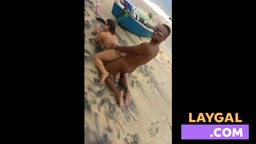 Sexo na Praia: Brasileiras Amadoras na Praia Suja
