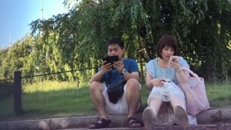 公園で座りパンチラ　M字パンチラ