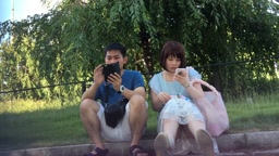 公園で座りパンチラ　M字パンチラ