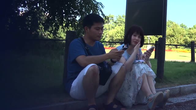 公園で座りパンチラ　M字パンチラ