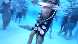 カップルがプール水中で手コキ