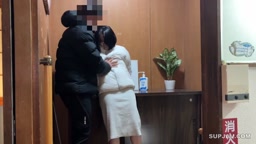 3P二人の男の精子を子宮奥に注がれる敏感妻