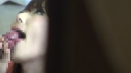 主人がいる横で絶倫義父との不倫SEXにマ○コ熱くさせてる人妻