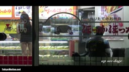 弁当屋でノーパン超ミニスカ露出