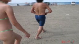 変態水着で海