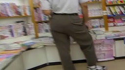 書店にて白パン露出