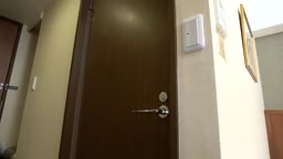 路上でマン汁ダラダラ！デニムも濡れるッ！異常に敏感な巨乳×くびれ美女！ラブホから漏れる他人の喘ぎ声で足がガクガク！？常時ダダ漏れ状態のおマ○コをゆっくり圧迫！溢れ出る卑猥汁！イッテも止めない追撃ピストンで狂喜乱舞！！